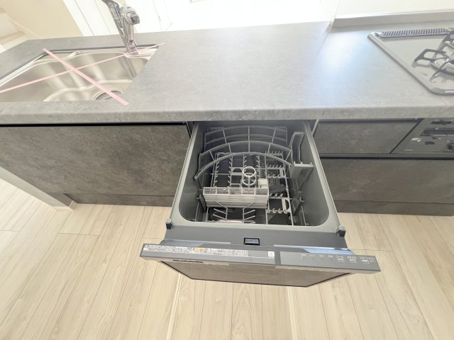 昭島市緑町5丁目　新築戸建全2棟のキッチン|食後の洗い物は食器洗い乾燥機にお任せ。家族団らんの時間が充実します。