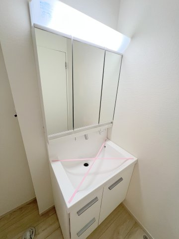 昭島市緑町5丁目　新築戸建全2棟の独立洗面台|身だしなみを整えやすく、収納たっぷりの三面鏡付洗面化粧台☆
