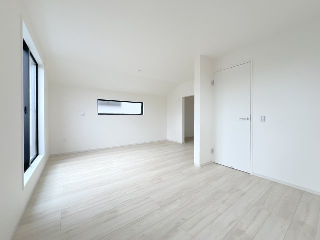 昭島市緑町5丁目　新築戸建全2棟の居間・リビング|【洋室3】約9.7帖＋約4.3帖のゆとりある大空間。開放感あふれる広々とした洋室で、多彩なライフスタイルに対応します。
