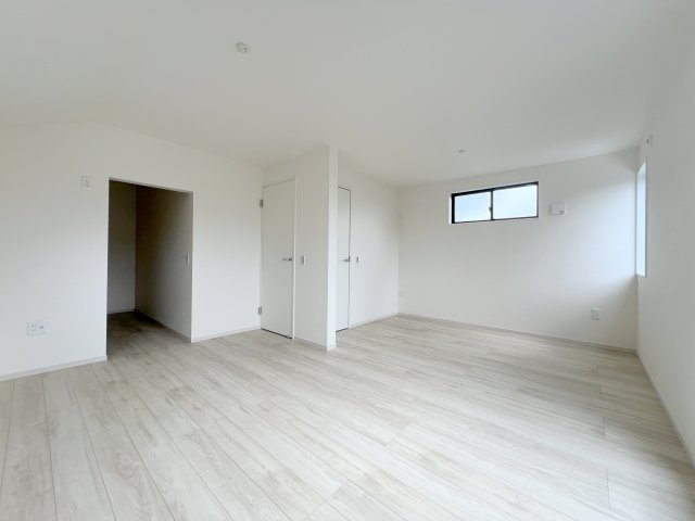 昭島市緑町5丁目　新築戸建全2棟の居間・リビング|【洋室3】約9.7帖＋約4.3帖の2ドア1ルーム。将来は間仕切りで2部屋としても使える、ライフスタイルに合わせたフレキシブルな空間です。