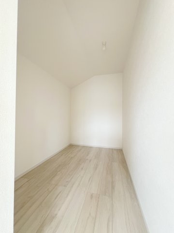 昭島市緑町5丁目　新築戸建全2棟の洋室|洋室にウォークインクローゼットを備えた収納充実プラン。衣類や季節用品をすっきり収納でき、お部屋を広々とお使いいただけます。