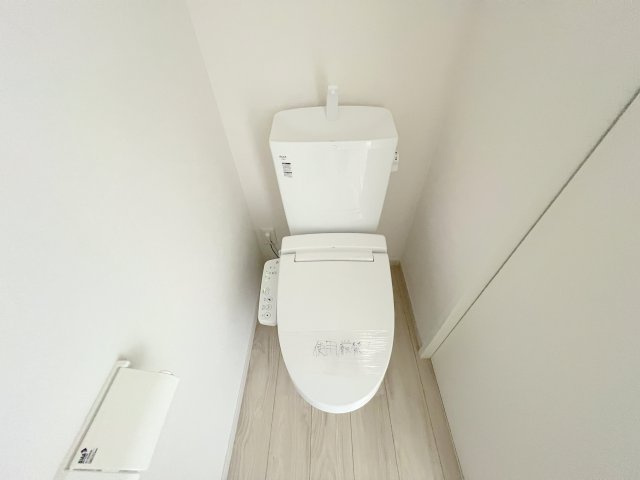 昭島市緑町5丁目　新築戸建全2棟のトイレ|2階温水シャワートイレ
