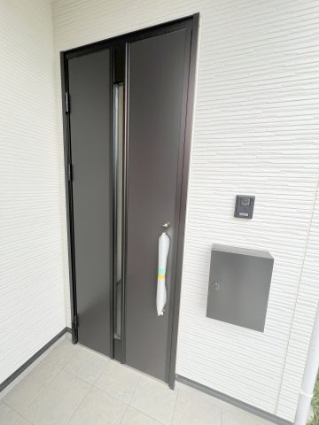昭島市緑町5丁目　新築戸建全2棟の玄関|シンプルで美しいデザインが、住まいの品格を感じさせる玄関です。