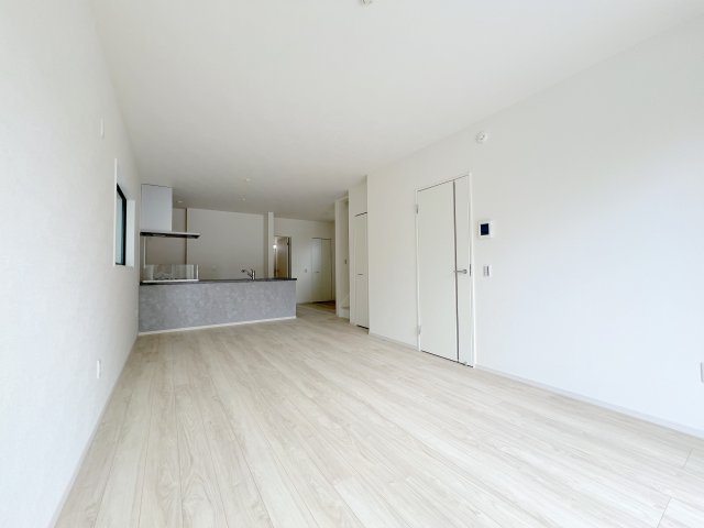 昭島市緑町5丁目　新築戸建全2棟の居間・リビング|ご家族みんながゆったりくつろげる広々リビング。お子様が元気にはしゃぐ姿が目に浮かびます♪