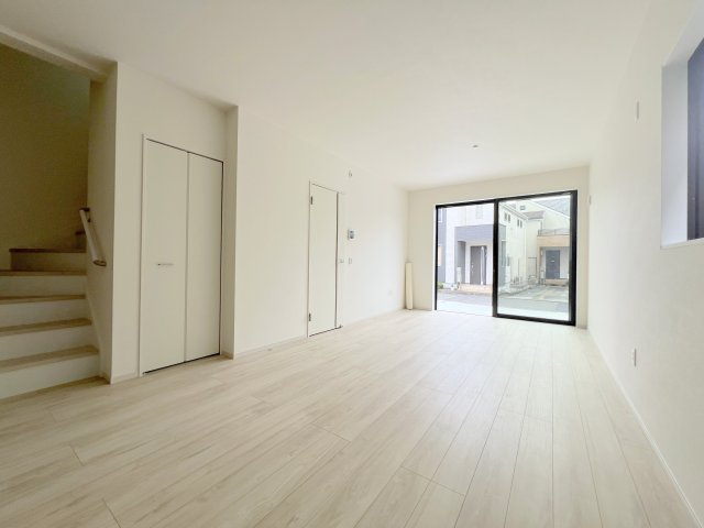 昭島市緑町5丁目　新築戸建全2棟の居間・リビング|家族が自然と顔を合わせるリビングイン階段。毎日のコミュニケーションが生まれる、温もりあふれる住まいです。