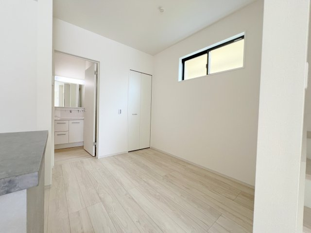 昭島市緑町5丁目　新築戸建全2棟の居間・リビング|リビングにウォークインクローゼットを設置。日用品や季節用品もすっきり収納でき、いつでも片付いた快適なLDKを保てます。