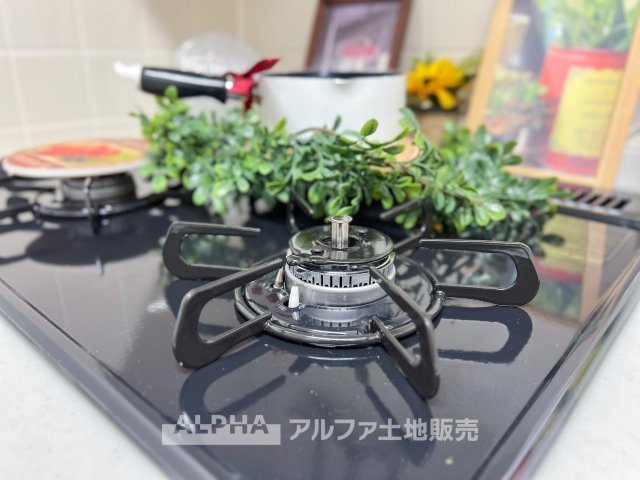 ロータリーパレス河辺壱番館のキッチン|【gas stove】◆ガスコンロ◆使い勝手に配慮されたガスコンロを備えたキッチン。火力調整がしやすく、毎日の調理がスムーズに進み、家事の時間を心地よく支えてくれます