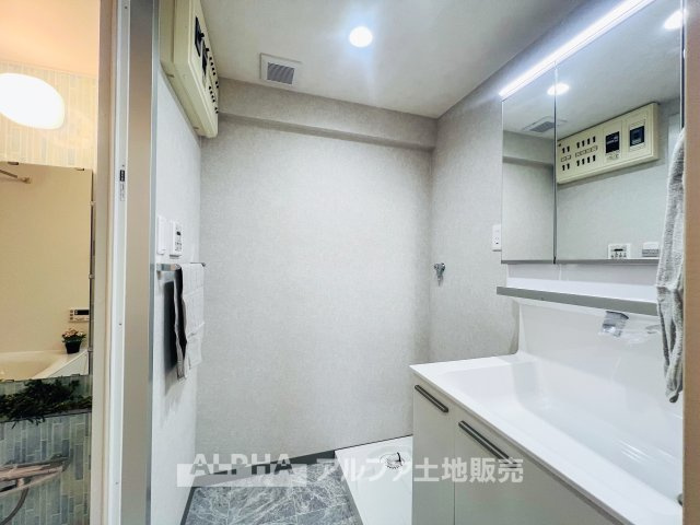ロータリーパレス河辺壱番館のランドリースペース|【Laundry space】
◆ランドリースペース◆広々した空間で雨の日でも十分に洗濯物を乾かすことが出来ます。バスルームには浴室換気乾燥機も付いているので重宝しますね。
