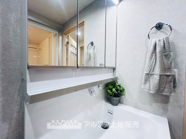 ロータリーパレス河辺壱番館の独立洗面台|【Vanit】◆洗面台◆身支度がしやすい洗面台は、収納力にも配慮した設計。朝の準備から帰宅後まで、家族みんなが使いやすい空間です。