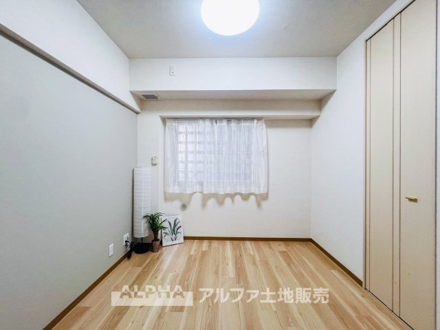 ロータリーパレス河辺壱番館の洋室|【clear the mind】◆暮らしが整う空間◆
ゆとりのある住空間と、どこか安心感のある佇まい。
ここで過ごす日々が、自分たちらしい暮らしへと自然に導いてくれる。