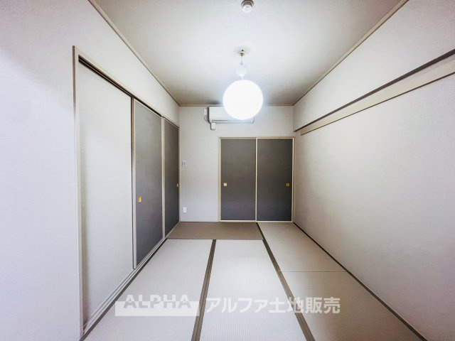 ロータリーパレス河辺壱番館の和室|【Japanese-room】
◆和室◆畳のやさしい感触が心を落ち着かせる和室。日常の中に、ほっと一息つける場所を。