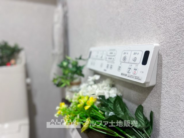 ロータリーパレス河辺壱番館のトイレ|【Warm water flush toilet】
◆温水洗浄便座付きトイレ◆お掃除も楽々。快適に過ごすためには今や欠かせない設備の一つです。壁掛けリモコンで使いやすくいつでも清潔に保てます。