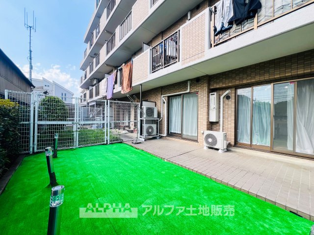 ロータリーパレス河辺壱番館の庭|【Blue Moment】◆空を感じるひととき◆
空を見上げる時間が、暮らしに少しの余白をつくる。そんな穏やかな瞬間がここにある。
