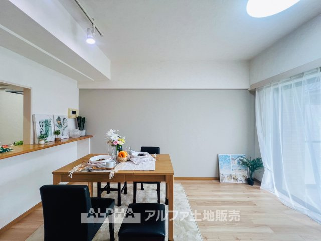 ロータリーパレス河辺壱番館の居間・リビング|【A home found by chance】
◆偶然見つけた物件で◆思わぬ空間を手に入れたい。愛を育み、人と出会い、新たな命に恵まれる。そんな未来を創造してぬくもりのある住空間を君と共有したい。