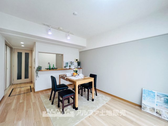 ロータリーパレス河辺壱番館の居間・リビング|【Morning Light】◆朝の光から始まる暮らし◆
やわらかな光が差し込む住まい。ここで迎える朝が、慌ただしい日常に少しの余裕と穏やかな時間を届けてくれる。