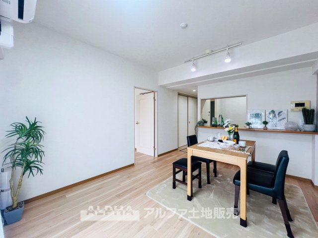 ロータリーパレス河辺壱番館の居間・リビング|【Quiet Comfort】
◆静けさとともに◆
外の喧騒を忘れさせる落ち着きが、日々に余白を生む。ここでの時間が、自然と笑顔を増やしていく。