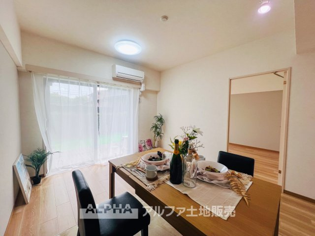 ロータリーパレス河辺壱番館の居間・リビング|【Warm Light】
◆ぬくもりに満ちた場所◆
差し込む陽だまりが、心の奥までやさしく照らす。過ごすほどに、この場所が帰りたくなる存在へと変わっていく。
