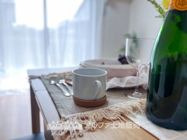 ロータリーパレス河辺壱番館の居間・リビング|【Calm Days】
◆穏やかな日常へ◆
やわらかな光に包まれた空間が、忙しさを静かにほどいていく。ここで重ねる時間が、暮らしの輪郭を少しずつ整えていく。