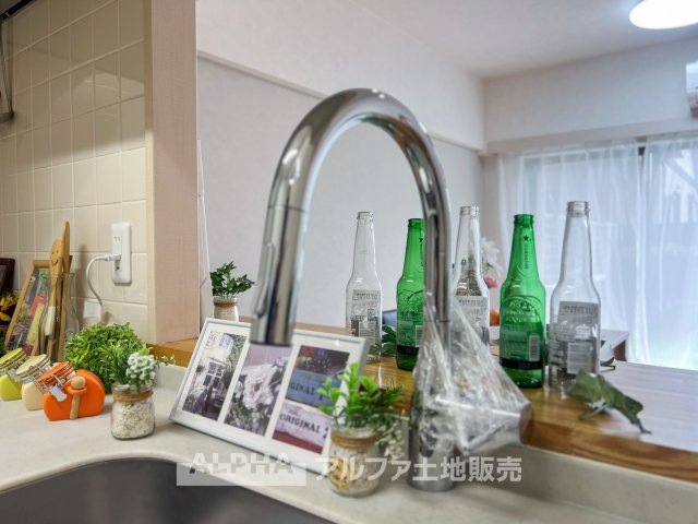 ロータリーパレス河辺壱番館のキッチン|【Water cleaner】
◆浄水器◆蛇口から流れ出すお水はクリーンでいつも楽しめます。また浄水器内臓シャワー混合栓なので場所取らずのスッキリとしたスタイルです。