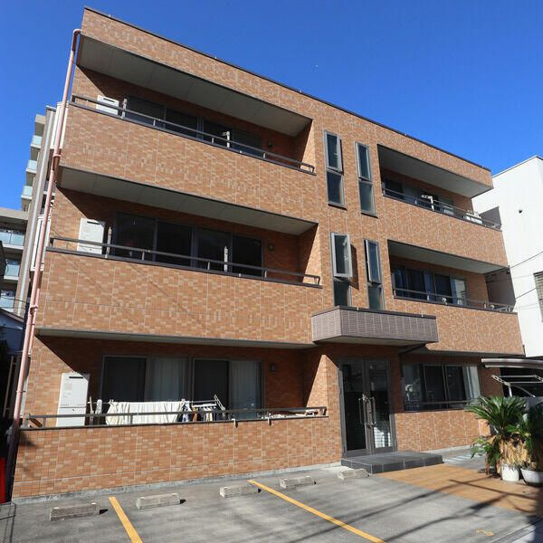 Ｌａ　Ｆａｍｉｌｌｅ　Ｓａｋａｅ