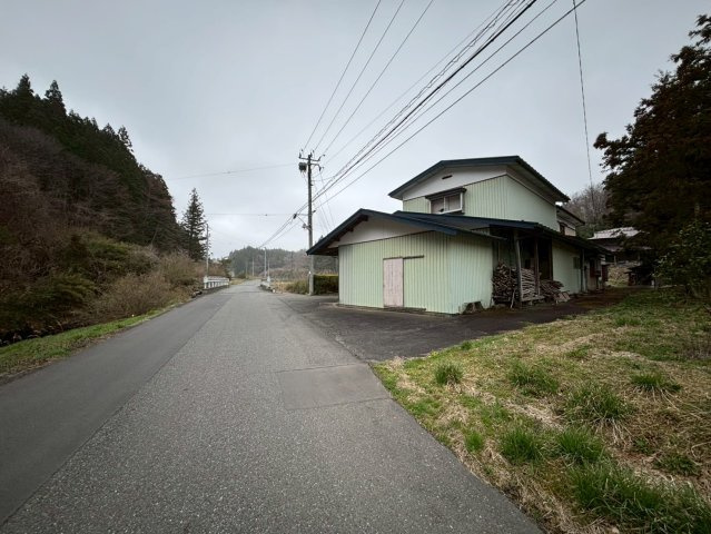 一関市戸建て2棟バルク　の前面道路含む現地写真