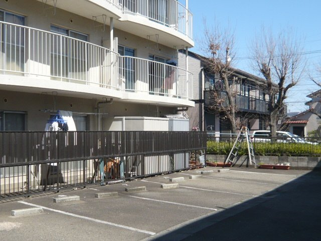 中山マンションＢ棟の駐車場