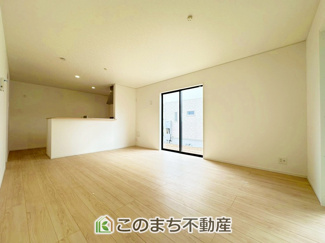 【居間・リビング】 | CRADLE GARDEN小山市城北　第11　 | 窓が多く明るいリビングスペース☆ご家族の団らんを明るい日差しがが照らします☆