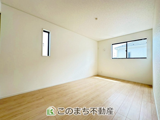 【洋室】 | CRADLE GARDEN小山市城北　第11　 | 窓が多く明るい室内が好印象☆