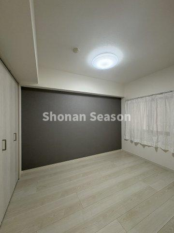 【現地画像あり】厚木第9ダイヤモンドマンションの洋室|全居室クロス新規貼替済みです。　　　　　　　　　　　　　　　　　　
アクセントクロスはインテリア映えしますね！