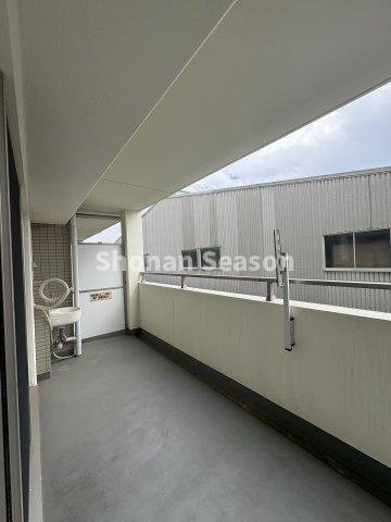 【現地画像あり】厚木第9ダイヤモンドマンションのバルコニー|広々としたバルコニーは、洗濯物を干すだけでなく、ベランダ菜園も◎