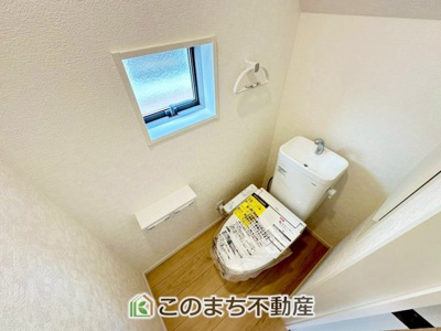 【トイレ】 | CRADLE GARDEN小山市城北　第11　 | 清潔感のあるシャワートイレ☆窓が有り換気もラクラク行えます☆
