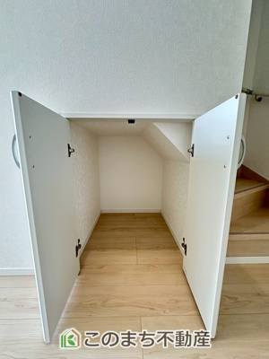 【収納】 | CRADLE GARDEN小山市城北　第11　 | 清掃用具の収納に便利な階段下収納☆