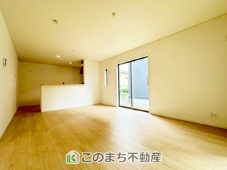 【居間・リビング】 | CRADLE GARDEN小山市城北　第11　 | 窓が多く明るいリビングスペース☆ご家族の団らんを明るい日差しがが照らします☆