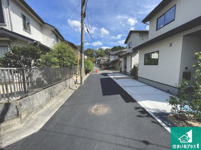 ★12(土)13(日)現地見学可能！★京都市山科区御陵檀ノ後　第1期　ラスト1邸の前面道路含む現地写真|周辺は閑静な住宅街！前面道路広々で車の出し入れも便利です。駐車が苦手な方でも安心して車庫入れできます！