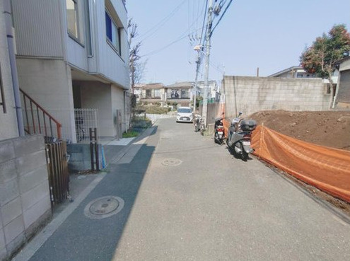 ＜LIBERi リーベリー＞板橋区赤塚2丁目　角地のような限定1区画の前面道路含む現地写真
