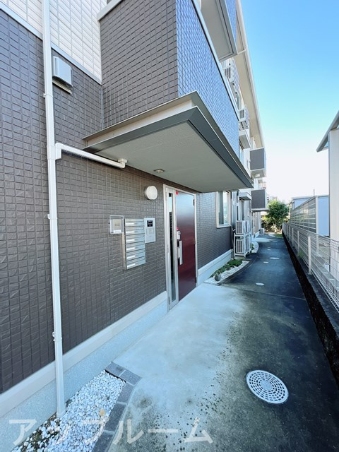 春日井市下条町３丁目のアパートのエントランス