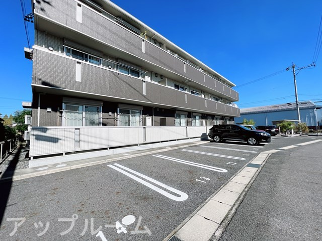 春日井市下条町３丁目のアパートの駐車場