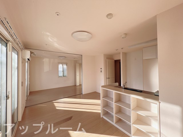 春日井市下条町３丁目のアパートの居間・リビング