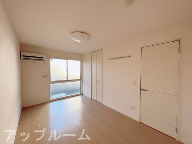 春日井市下条町３丁目のアパートの居間・リビング