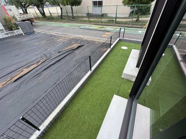 松戸市新松戸６丁目新築戸建【新松戸南小学校：4分】の庭|南側隣地境界スペース