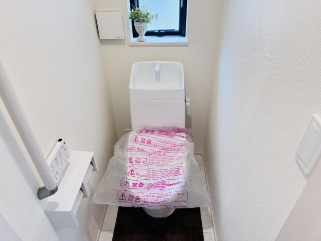 松戸市新松戸６丁目新築戸建【新松戸南小学校：4分】のトイレ|温水洗浄暖房便座つきトイレ