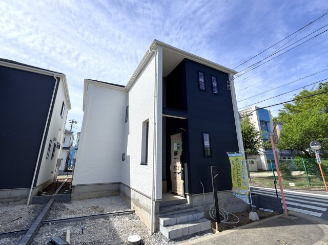 松戸市新松戸６丁目新築戸建【新松戸南小学校：4分】の外観|A号棟外観・4月12日撮影・もうすぐ完成！