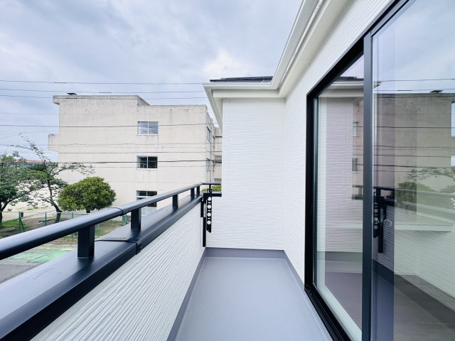 松戸市新松戸６丁目新築戸建【新松戸南小学校：4分】のバルコニー|寝室前南向きバルコニー・日当たり良好♪