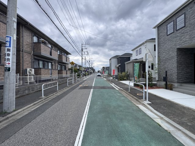 松戸市新松戸６丁目新築戸建【新松戸南小学校：4分】の前面道路含む現地写真|北側前面道路・幅員約6ｍ