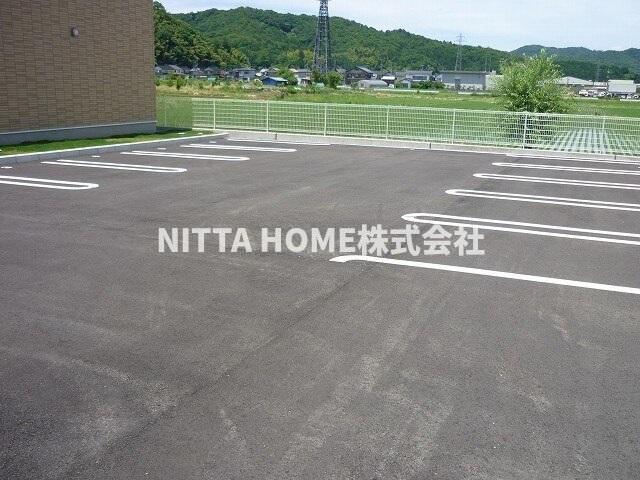 豊岡市日高町松岡のアパートの駐車場|屋根付きの駐輪場は無料です◎