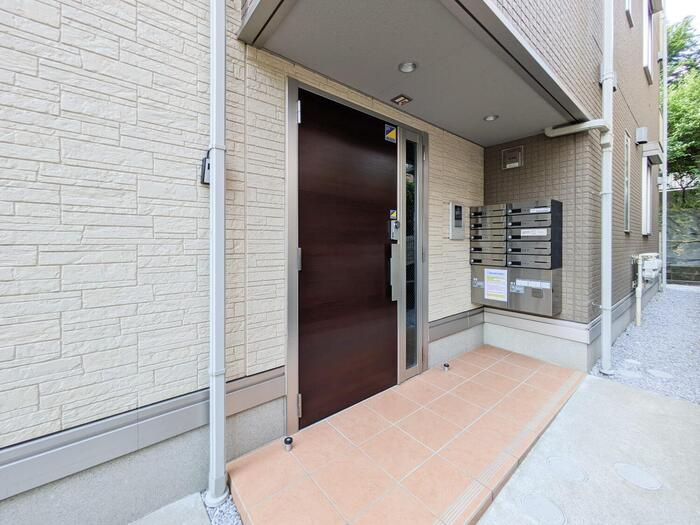 川崎市高津区下作延５丁目のアパートのエントランス