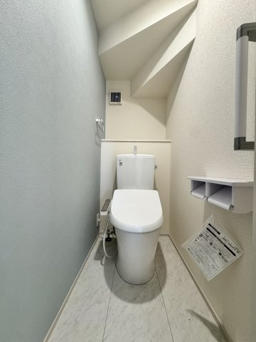 白鳥町 全3棟 2号棟のトイレ|1階トイレは階段下のスペースを有効利用。