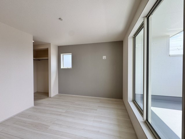 白鳥町 全3棟 2号棟のその他|7帖の2階主寝室は広いバルコニーと繋がります。ウォークインクローゼットもたっぷり荷物を収納できます。