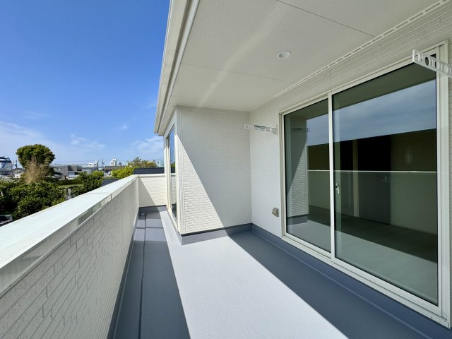 白鳥町 全3棟 2号棟のバルコニー|南側のバルコニーは隣の部屋からも出入りできます。