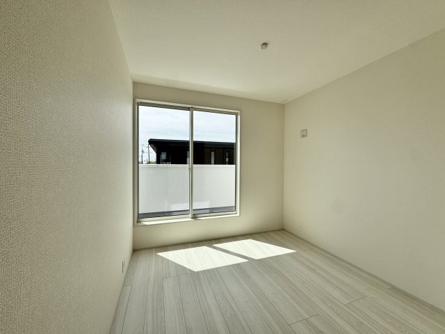 白鳥町 全3棟 2号棟の洋室|5.16帖の南洋室。ウォークインクローゼットもありお部屋が片付きます。